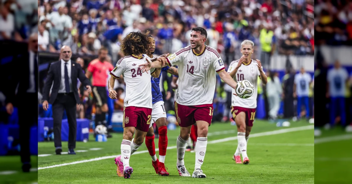 Spagna celebra la vittoria 2-1 contro Francia in semifinale Mondiale 2026, con Oyarzabal festeggia, Mbappè deluso sullo sfondo