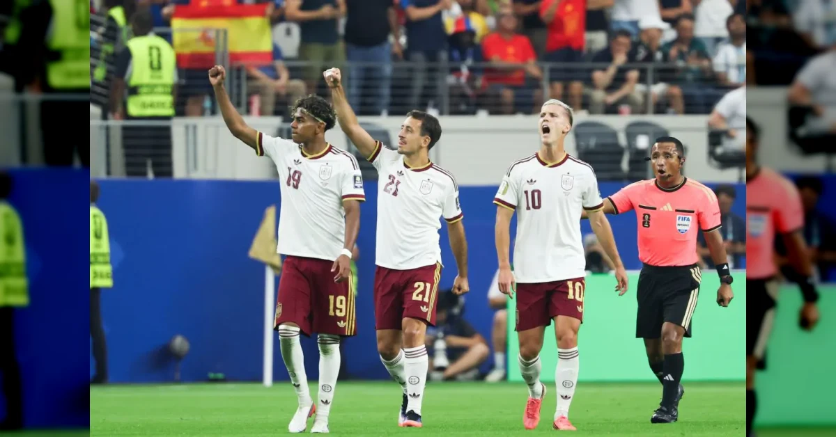 Calciatori della Spagna festeggiano la vittoria per 2-0 contro la Francia nella semifinale dei Mondiali 2026