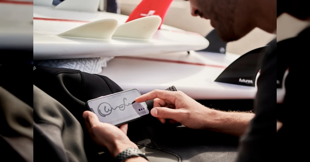 Illustrazione di un contratto online con un checkbox e una firma elettronica via OTP