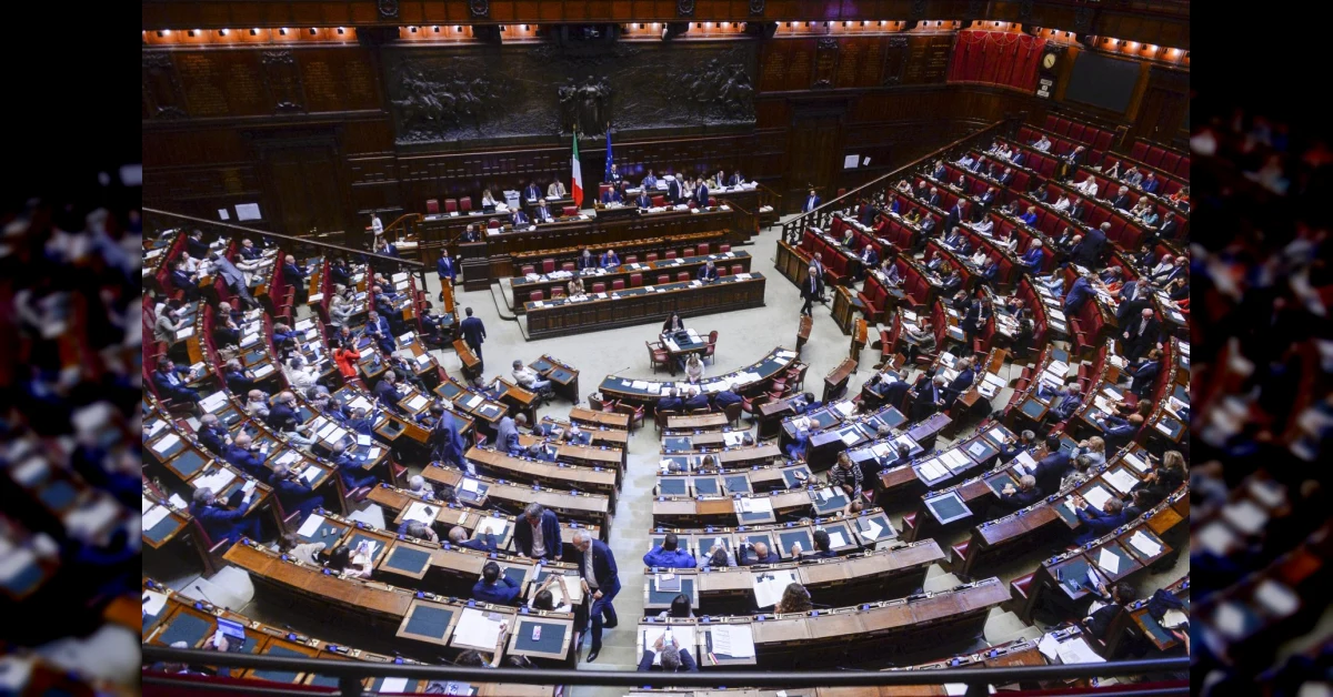 Aula della Camera durante il voto segreto sulla nuova legge elettorale, con deputati che applaudono dopo l'approvazione