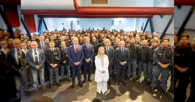 Giorgia Meloni promette tolleranza zero nelle piazze durante la visita alle Volanti di Roma e Milano