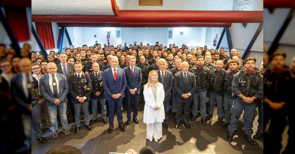 Giorgia Meloni in visita alle Volanti della Questura di Roma con il ministro Piantedosi