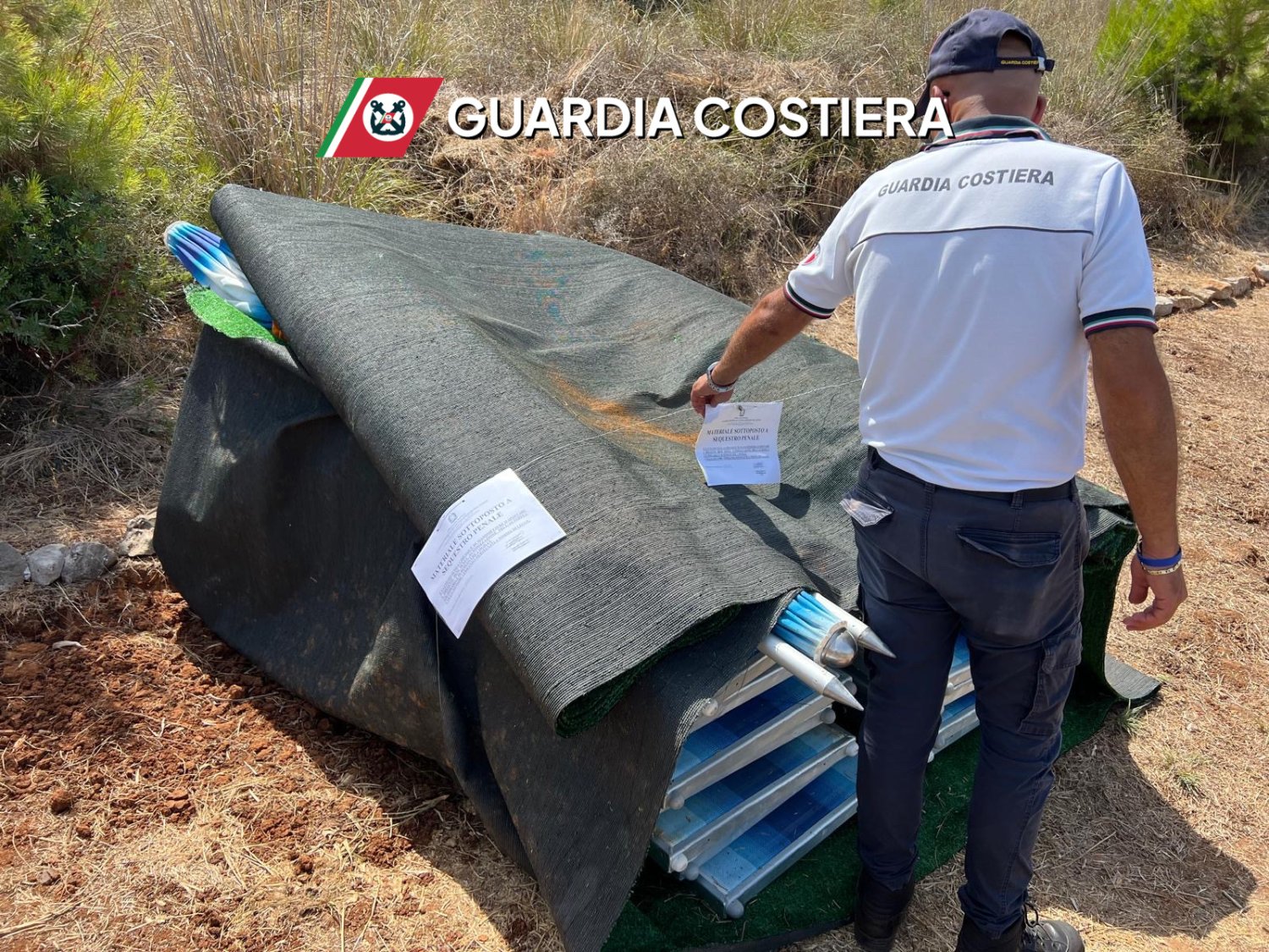 Sequestro ombrelloni e lettini abusivi a Cala Bianca, Castellammare del Golfo, operazione Guardia Costiera