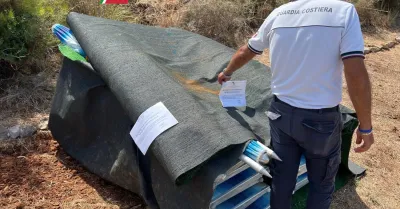 Castellamare, ombrelloni e lettini occupano abusivamente la spiaggia: scattano sequestro e denuncia
