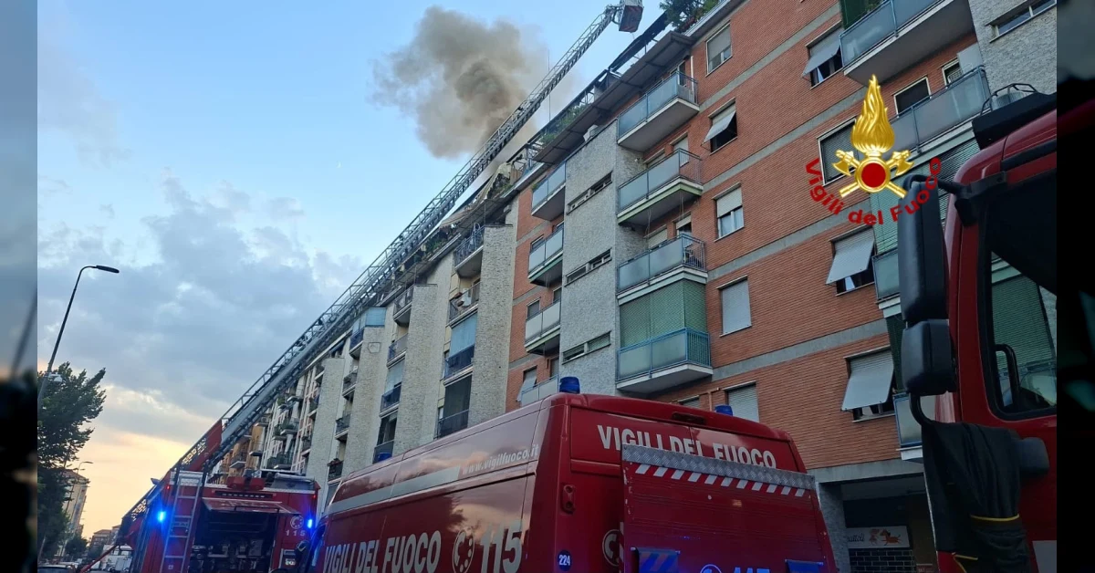 Incendio in un appartamento al sesto piano in via Padre Placido Riccardi a Milano