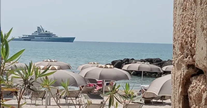 Il mega yacht Dragonfly al largo della Tonnara di Sciacca