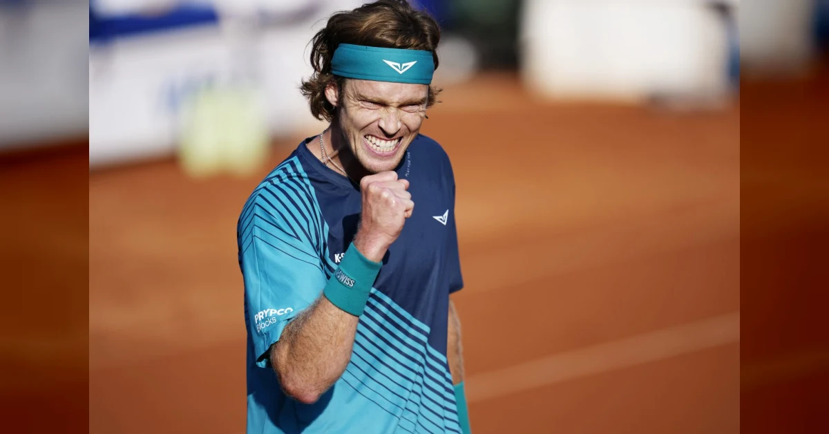 Andrey Rublev solleva il trofeo del ATP 250 di Bastad dopo aver battuto Luciano Darderi in finale