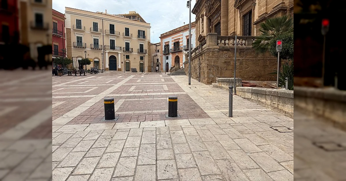 Automobile danneggiata dal dissuasore di piazza Duomo a Sciacca, con colonnina malfunzionante