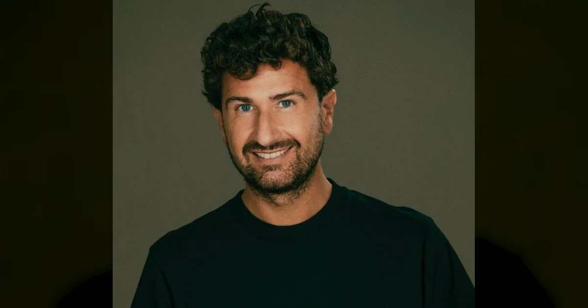 Alessandro Siani in scena con il monologo estivo Fake News, che ride della disinformazione