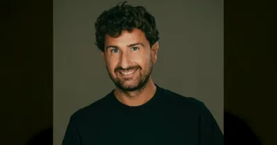 Alessandro Siani porta in scena 'Fake News' il nuovo monologo estivo che ride della disinformazione