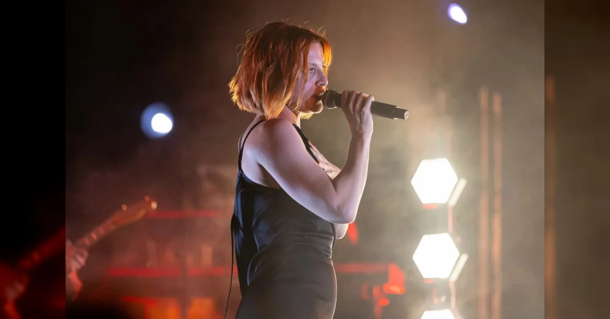 Noemi cade dal palco a San Salvo Marina e viene soccorsa durante il concerto