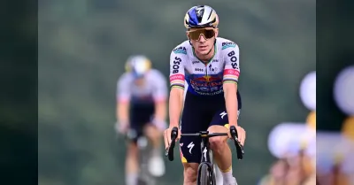 Evenepoel vince la quindicesima tappa del Tour de France 2026 battendo Pogacar, Vingegaard si ritira per frattura