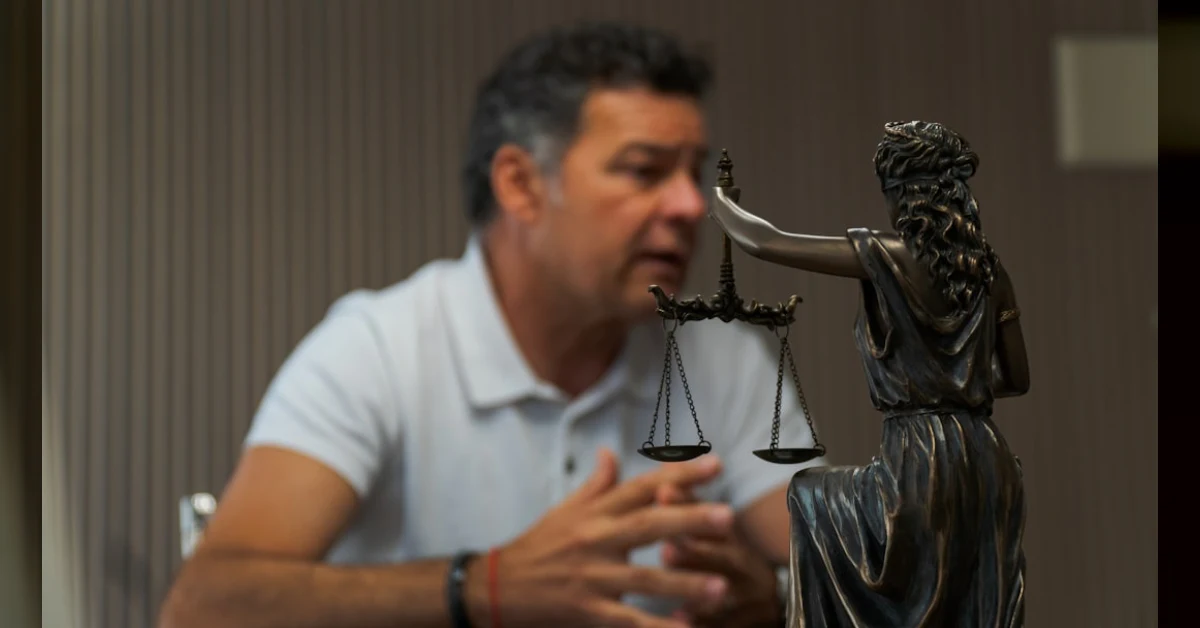 Gesto scaramantico mano con corna sfortuna multa legge italiana 309 euro