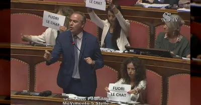 Maggioranza blocca sequestro chat Delmastro, M5S occupa banchi governo in Senato