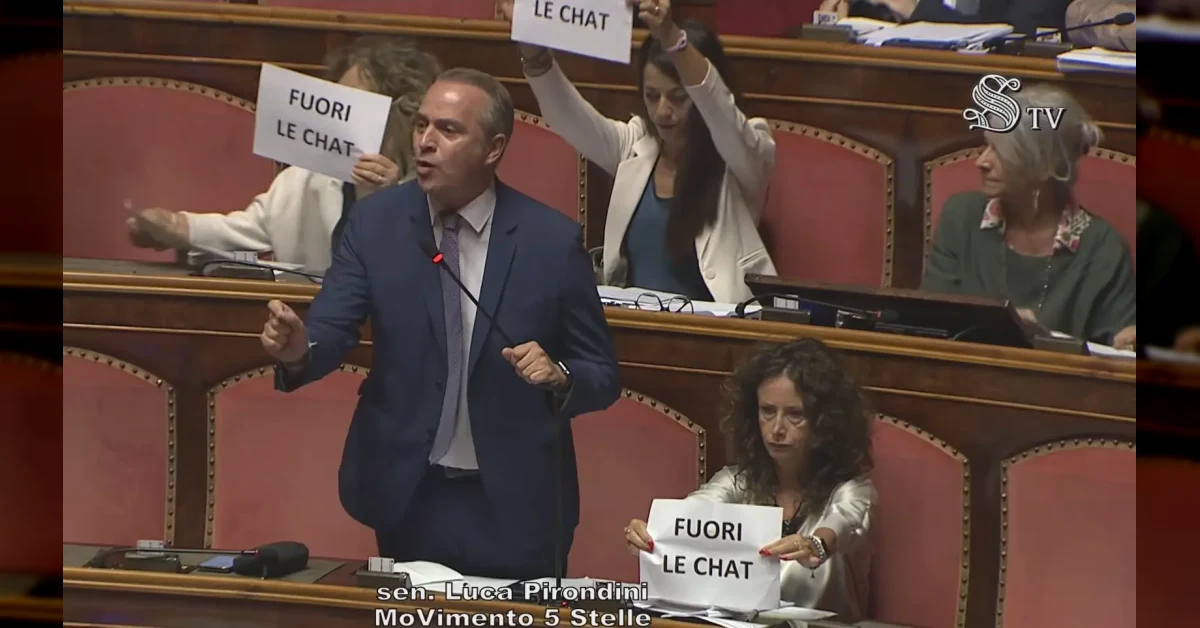 Il deputato Andrea Delmastro e la protesta M5S in Senato sullo sfondo