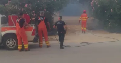 Incendio nel cuore della Perriera, a fuoco sterpaglia a poca distanza dalle case popolari
