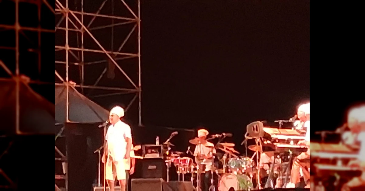 Elio e le Storie Tese sul palco del MusArt Festival a Pratolino sotto la pioggia