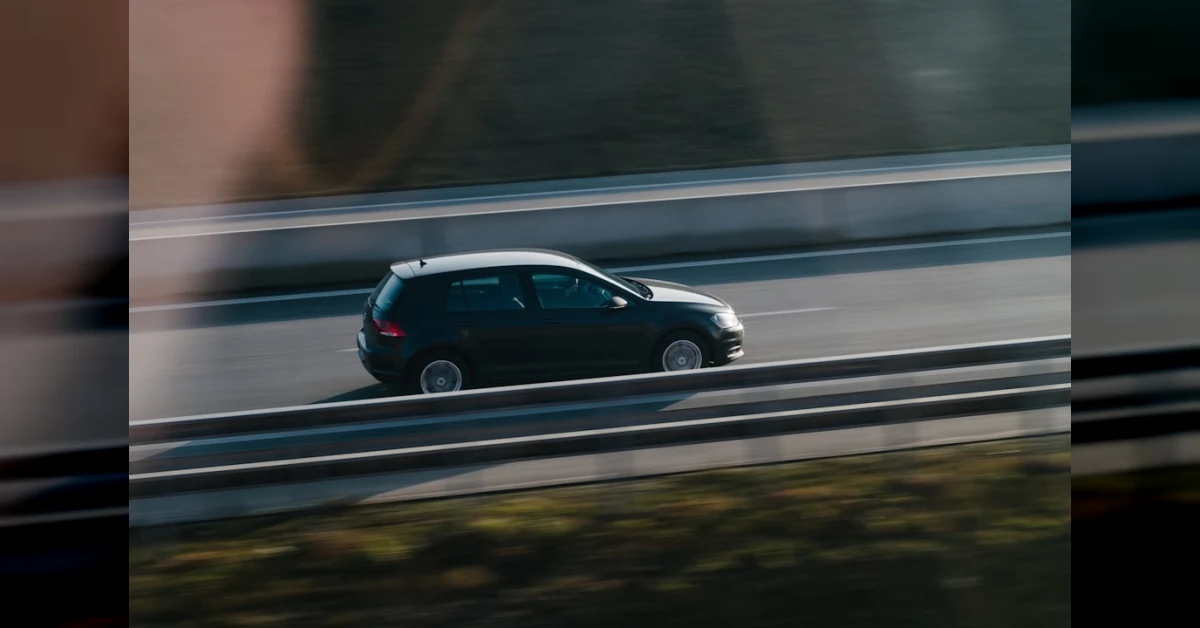 Illustrazione di un'auto che frena automaticamente su una strada europea con limiti di velocità, concetto di sicurezza stradale UE.