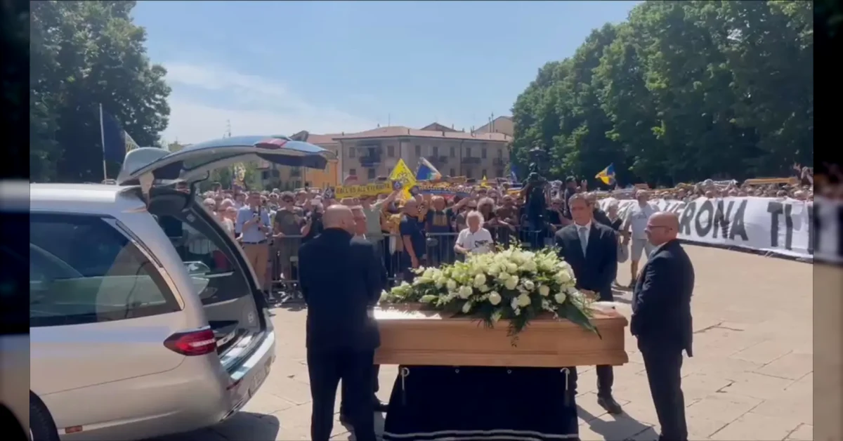 Funerali di Osvaldo Bagnoli a Verona, folla commossa nella Basilica di San Zeno con sciarpe gialloblù e striscioni