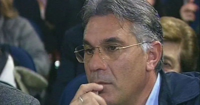 Revocati i domiciliari per il parlamentare Riccardo Gallo: interdizione di dodici mesi dai pubblici uffici