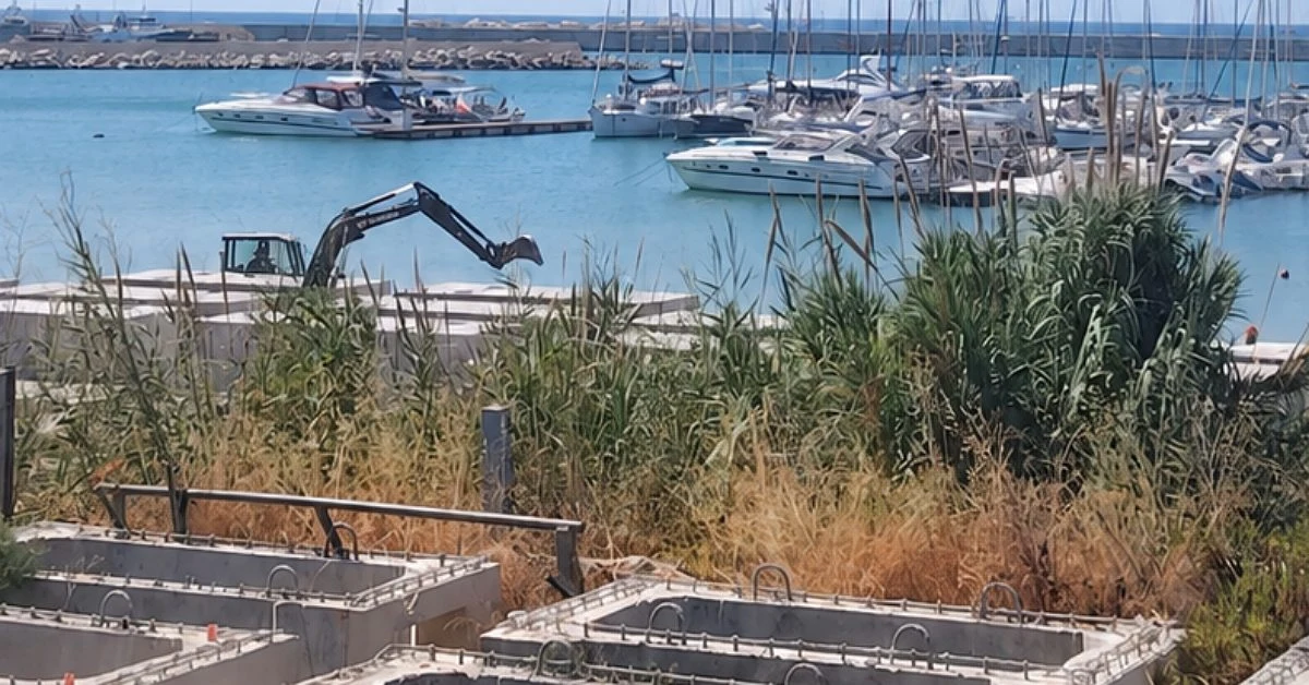 Ruspe e operai al lavoro nella banchina Riva Nord del porto di Sciacca per la ripresa dei lavori