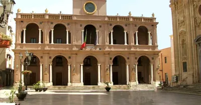 Marsala, rimosse le panchine da piazza Matteotti: scoppia la polemica