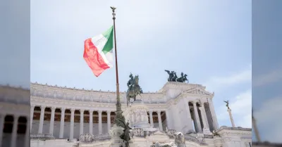 Cassazione conferma sospensione per avvocato che sfruttava la prostituzione nella vita privata