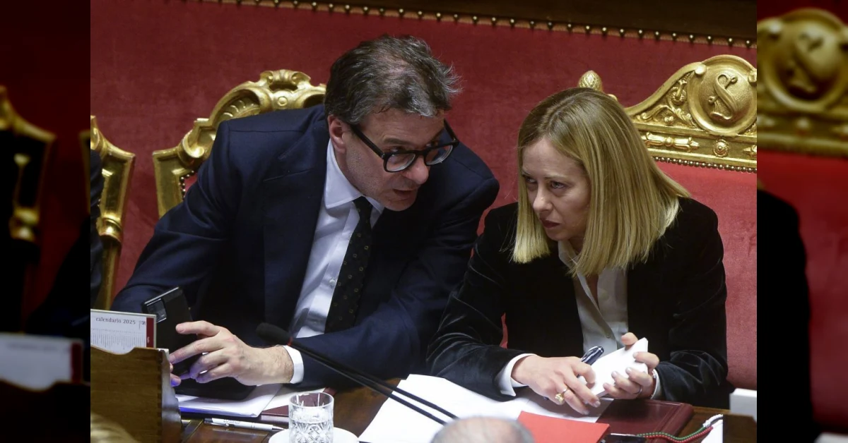 Meloni e Giorgetti valutano le accise mobili per frenare il caro carburanti, con una pompa di benzina sullo sfondo.