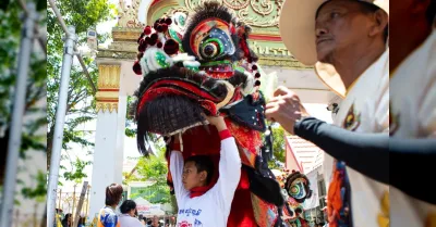 Studenti italiani insultano e fanno gesti volgari sulla metro di Bangkok: l'ambasciata si scusa