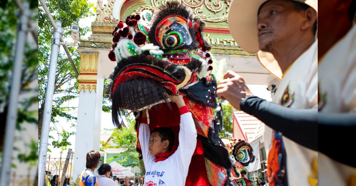 Studenti italiani urlano e fanno gesti osceni sulla metropolitana di Bangkok, ripresi da una passeggera thailandese