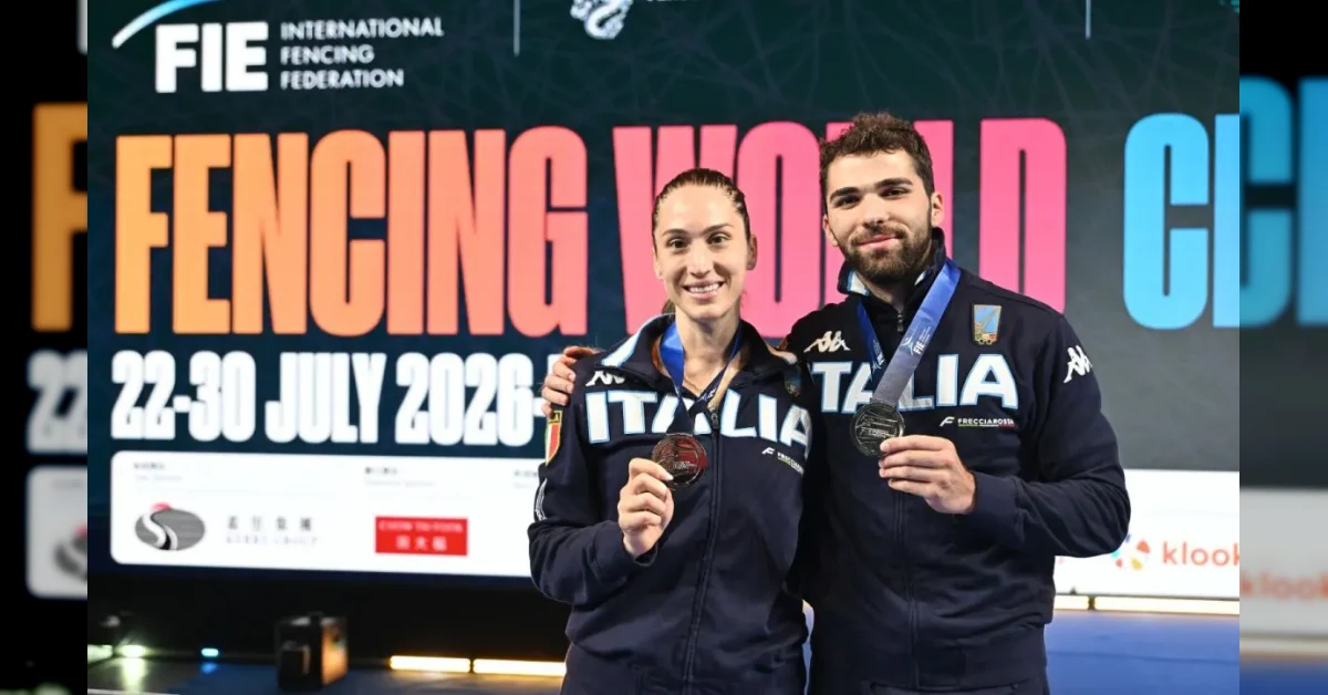 Filippo Macchi e Giulia Rizzi con le medaglie d'argento ai Mondiali di scherma a Hong Kong