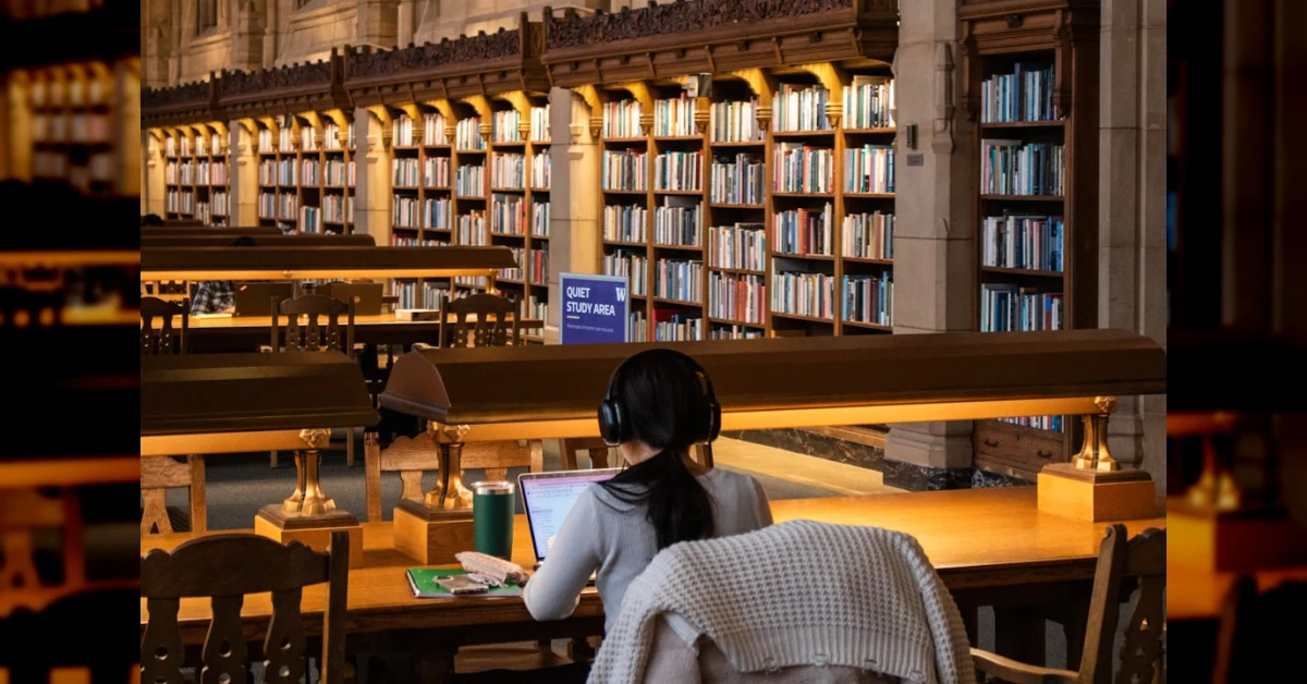 Studente con libri e monete, simbolo reddito di merito Forza Italia fino a 1000 euro per voti alti