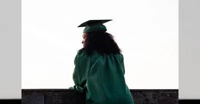 TAR Puglia annulla bocciatura di studentessa adottata: scuola doveva considerare media alta e disagio emotivo