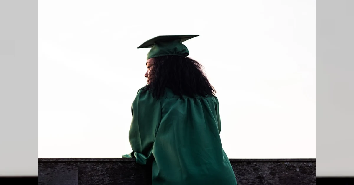 Sentenza TAR Puglia annulla bocciatura studentessa adottata - tribunale e documenti scolastici