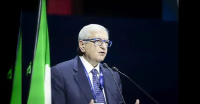 Il governo Meloni studia accise mobili e social card per abbassare il prezzo dei carburanti