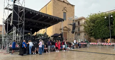 Primi fan in fila sotto la pioggia per i The Kolors a Sciacca
