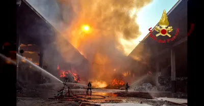 Incendio all'isola ecologica A2A di Novate Milanese ferisce un operaio, mobilitati 35 vigili del fuoco