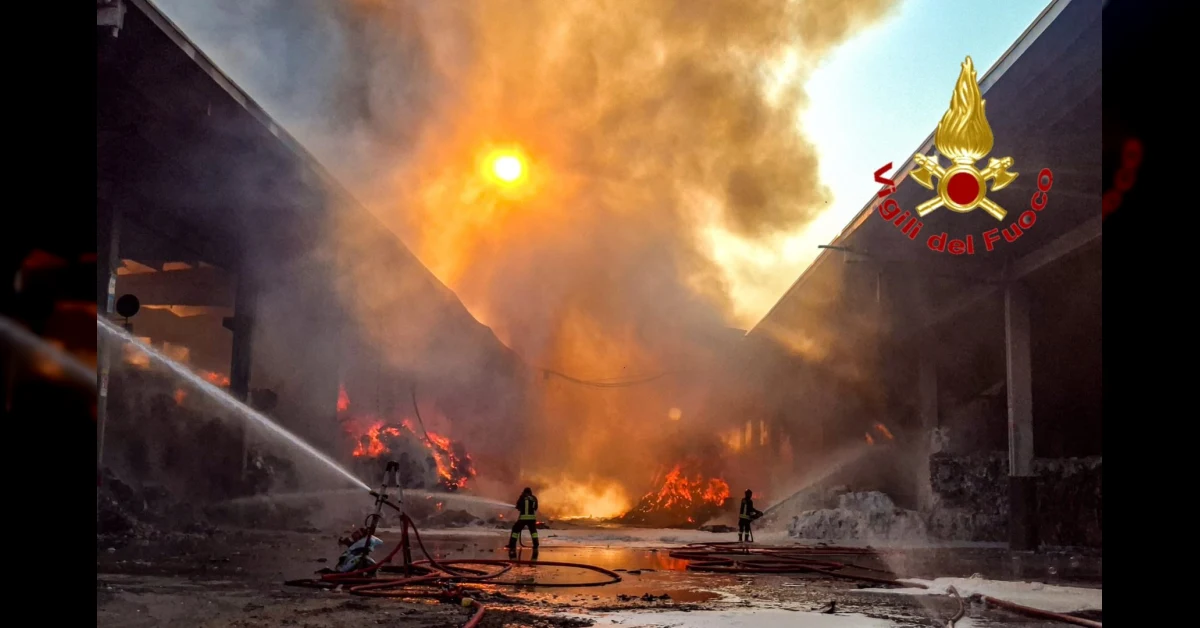 Vigili del fuoco spengono incendio all'isola ecologica A2A di Novate Milanese, fumo e rotoballe di carta