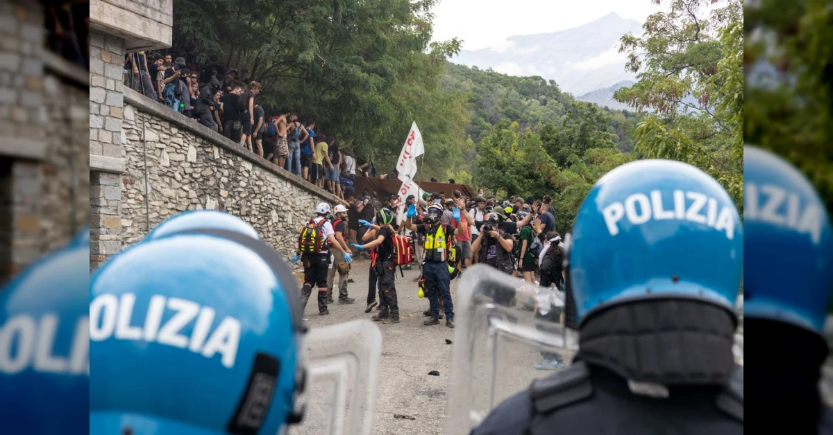 Scontri tra manifestanti No Tav e polizia in Val di Susa durante il corteo contro l'alta velocità