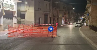 Si allarga il cedimento della strada in via Mazzini a Sciacca, senso unico alternato