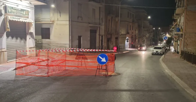 Si allarga il cedimento della strada in via Mazzini a Sciacca, senso unico alternato