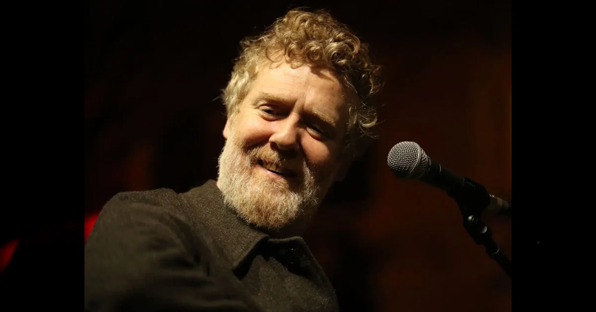 Glen Hansard, cantautore irlandese e frontman dei The Frames, deceduto a 56 anni in un incidente in moto a Dublino