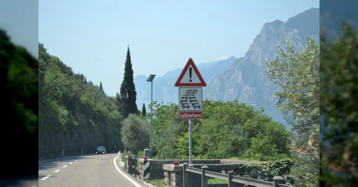 Ordinanza Cassazione 23121/2026 annulla multa autovelox per banchina stradale troppo stretta