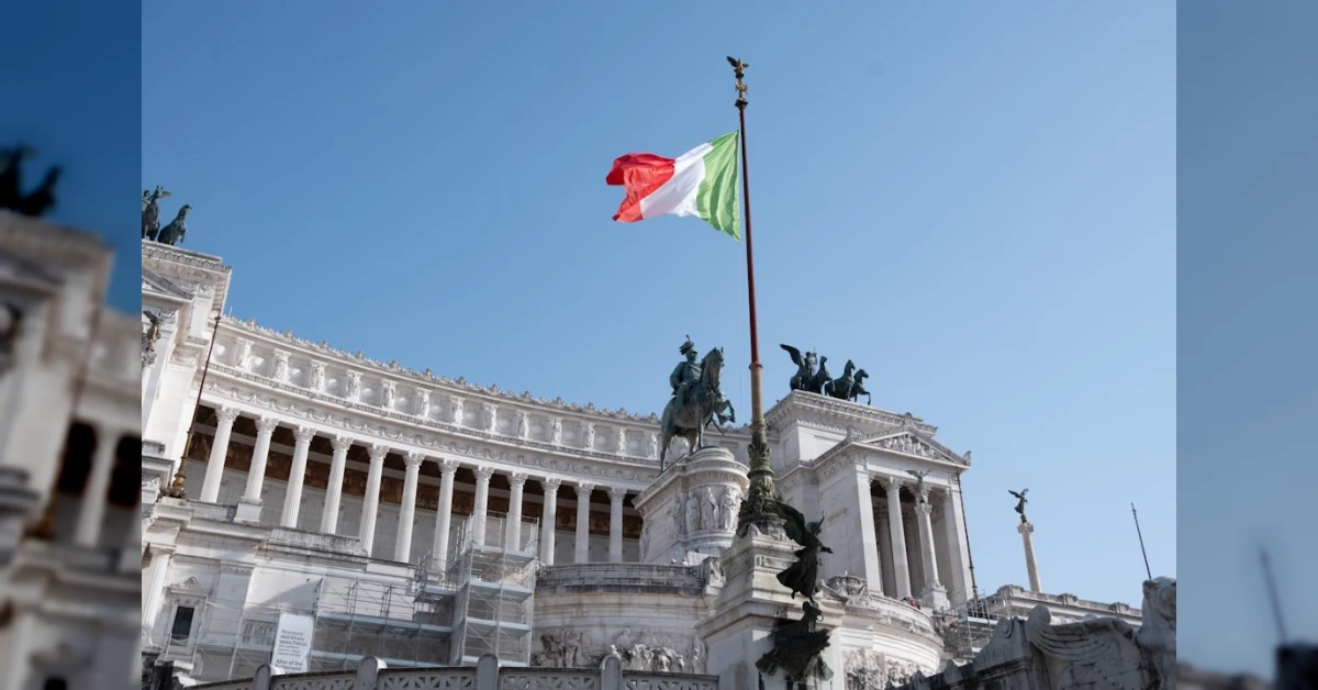Donna casalinga che versa contributi volontari per la pensione, con calendario e calcolatrice