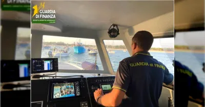 Latitante polacco arrestato ad Alghero mentre viaggia su una moto d'acqua: ricercato per furto d'auto e contrabbando in Europa
