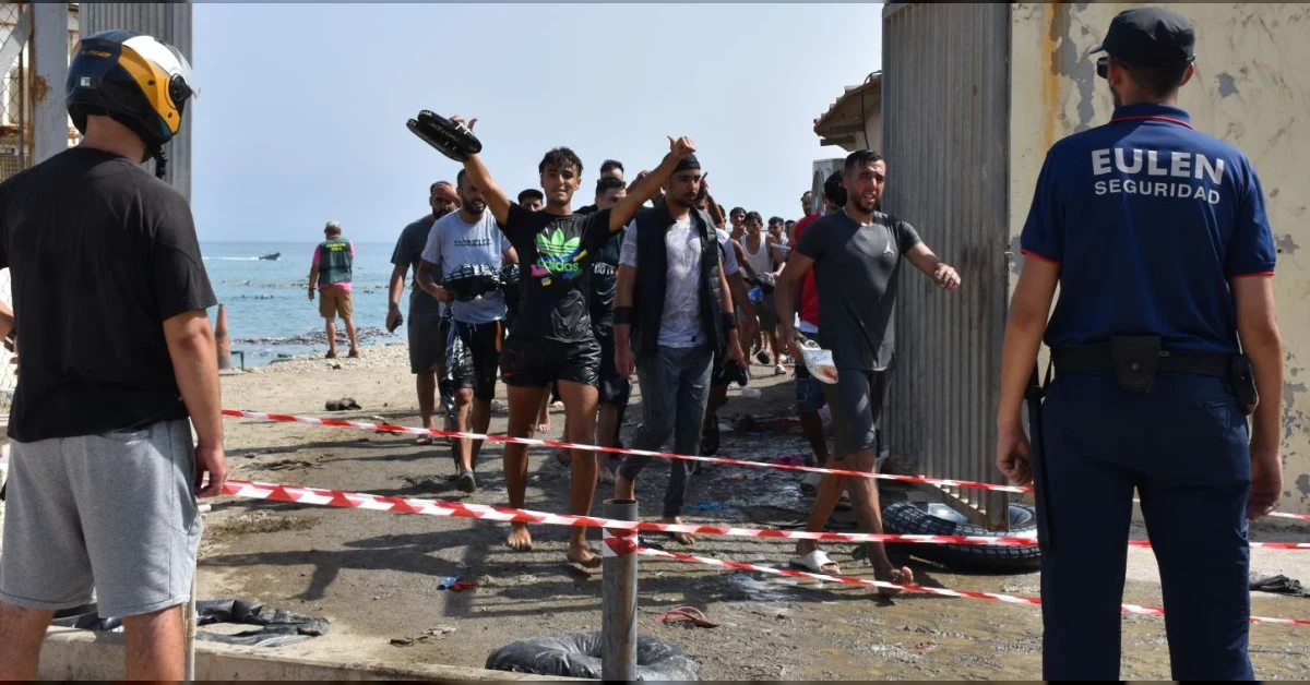 Immagine della mappa europea con la rotta migratoria da Ceuta e la scritta Schengen sospeso