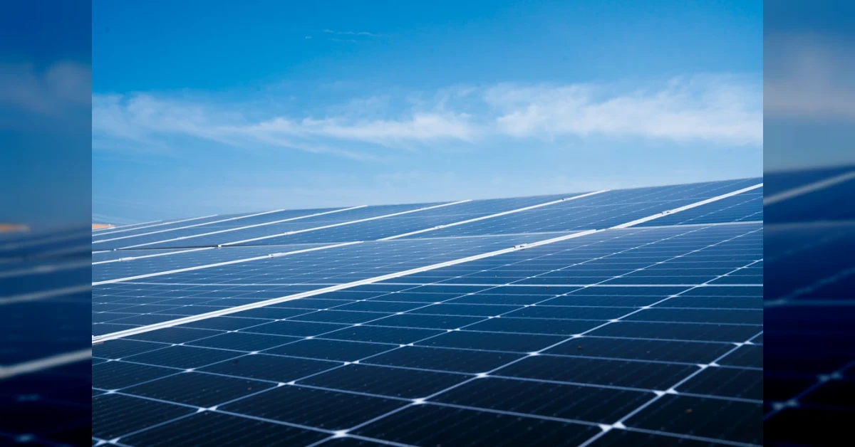 Edificio moderno con pannelli solari e pompa di calore, simbolo delle nuove quote minime di rinnovabili RED III dal 2026
