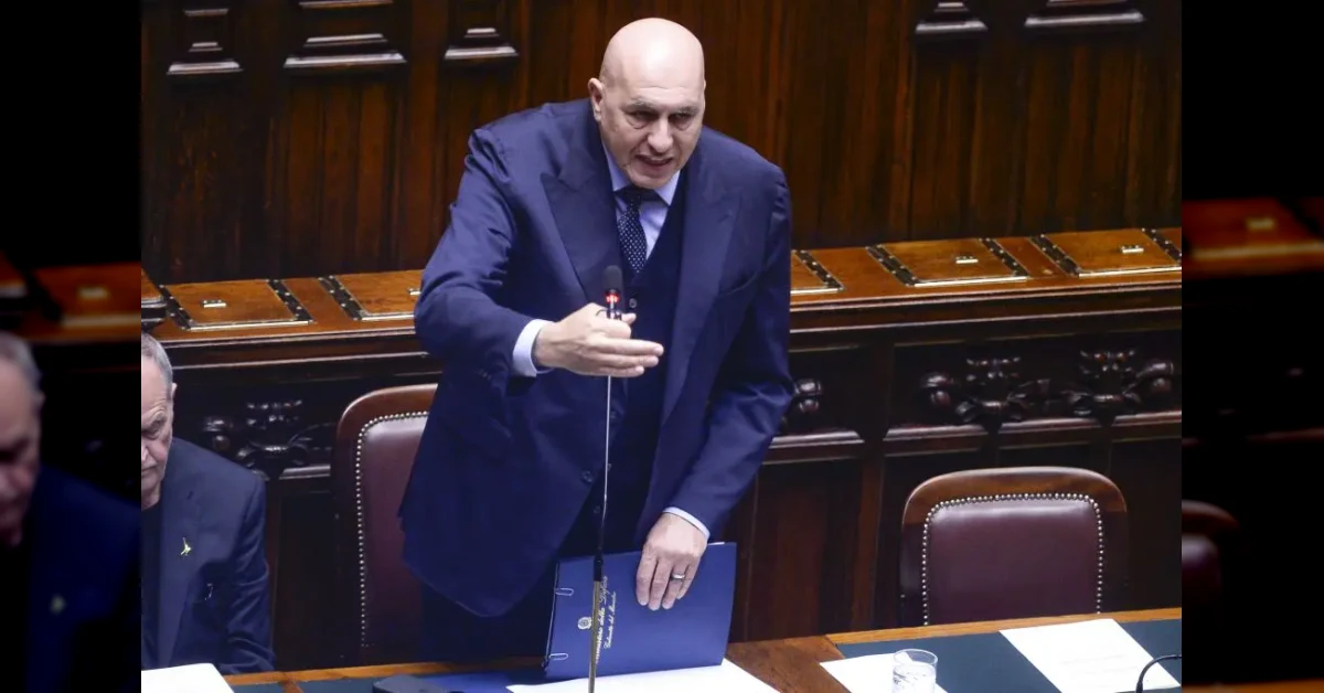 Il ministro della Difesa Guido Crosetto in un contesto istituzionale con bandiera italiana e militari, tema missioni nel Golfo