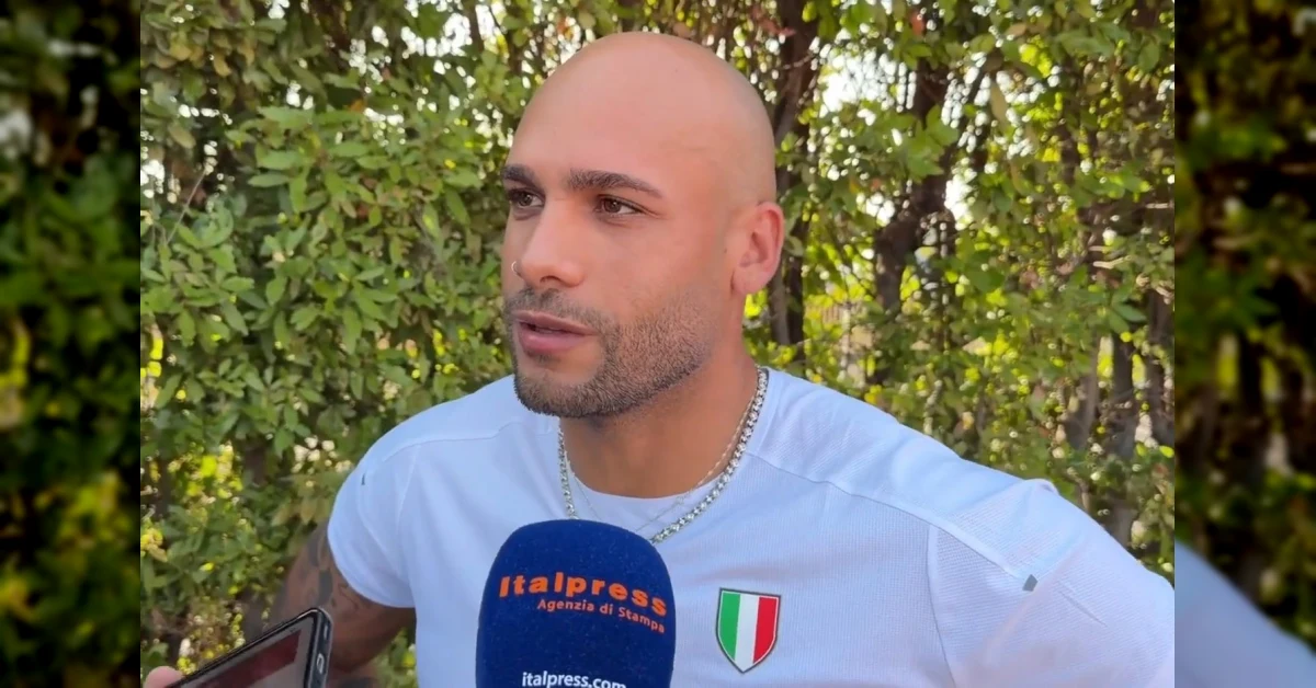 Marcell Jacobs con la maglia azzurra durante il raduno della nazionale di atletica verso gli Europei di Birmingham