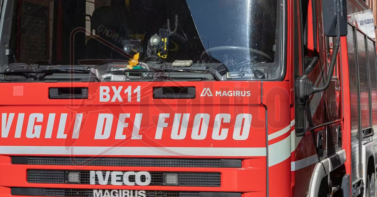 Auto in fiamme nella notte ad Aragona, residenti in strada e vigili del fuoco in via Vittorini